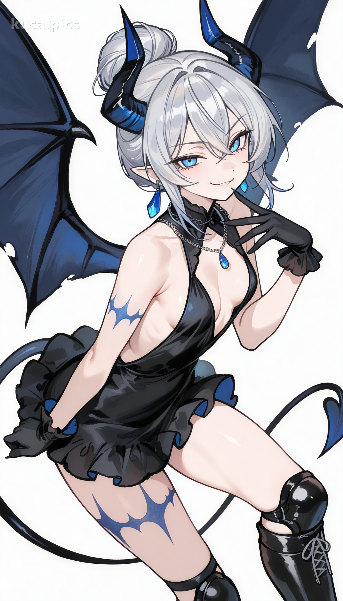 Chica rebelde demoníaca con cabello plateado, ojos azules, cuernos y alas demoníacas - variación de diseño de personaje OC de anime 2