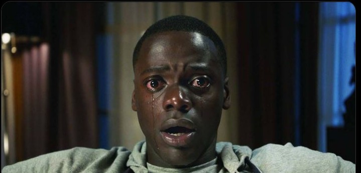 Hombre con ojos vidriosos llorando en un fotograma congelado de película usado como reacción del chico llorando