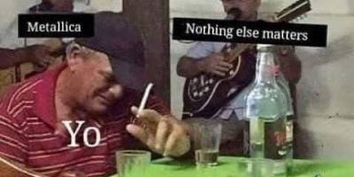 Foto del hombre llorando en el bar con un texto de reacción de canción triste
